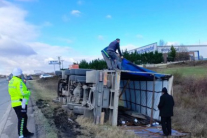 Yalova’da demir yüklü kamyon devrildi