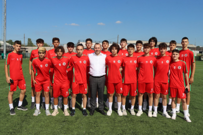 Yalova Belediye Başkanı Mustafa Tutuk, Şampiyon U-16 Takımını tebrik etti