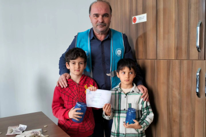 Minikler kumbaralarını ihtiyaç sahipleri için açtı