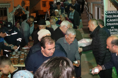 Çınarcık Belediye Başkanı Avni Kurt, kandil simidi dağıttı
