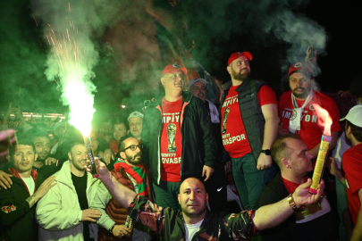 Yalovalılar Semt 77 Yalovaspor’u meşalelerle karşıladı