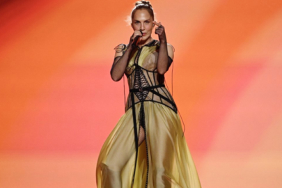 Aynı sahnede 21 yıl sonra yine fırtına estirdi! Sertab Erener’den Eurovision şovu