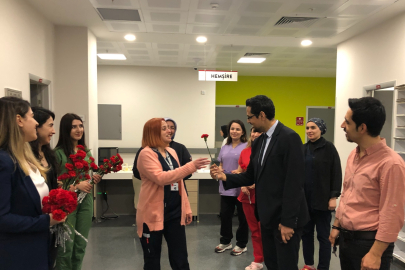 Yalova’da hastanede Hemşireler Günü çiçeklerle kutlandı