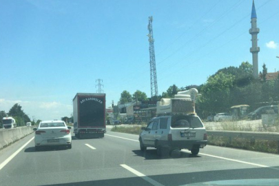 Yalova'da arabanın tavanında koltuk taşıdılar