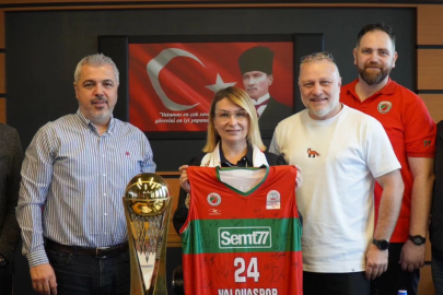 Semt 77 Yalovaspor şampiyonluk kupasını Başkan  Fazlaca’ya götürdü