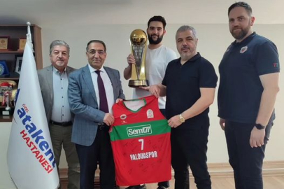 Semt77 şampiyonluk kupasını Atakent Hastanesi Yönetimine sundu