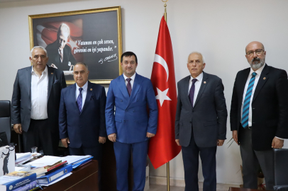 Başkan Canbay makam kapılarını ziyaretçilerine açtı