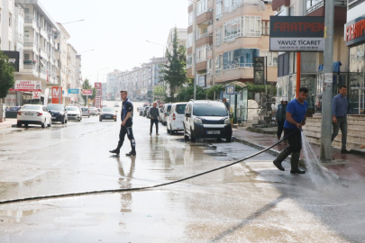 Çınarcık'ta yollar yıkanıyor