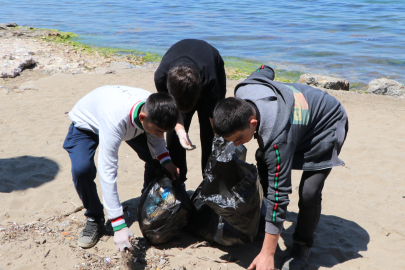 ‘Geleceği kirletme’ dediler, sahili temizlediler