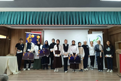 İslam Altuğ AİHL öğrencileri bilgi yarışmasında 10 derecenin 8’ini aldı