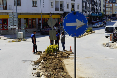 Armutlu’da trafik levhaları yenileniyor