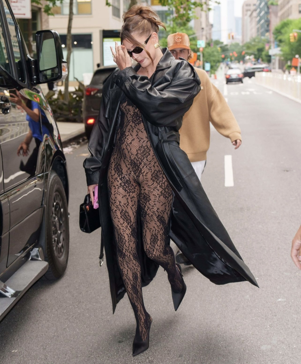 Hailey bieber transparan tulum