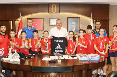 Başkan Gürel şampiyonları ağırladı