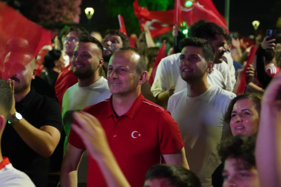 Çiftlikköy Milli Maçı omuz omuza seyretti