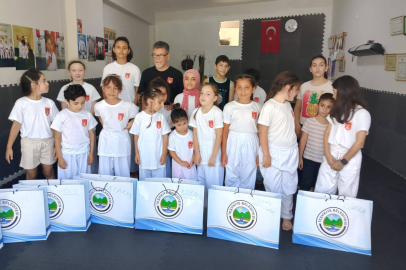 Başkan Nurten'den minik karatecilere hediye