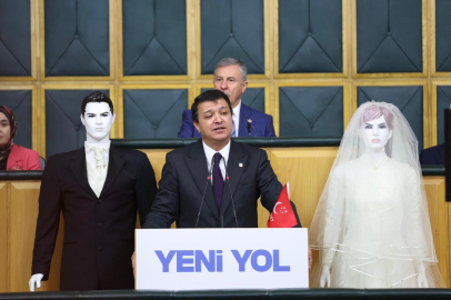 Mahmut Arıkan, kürsüye gelin ve damat mankenle çıktı: "Gençler seviyor ama evlenemiyor!"