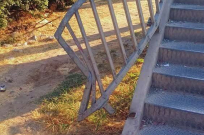 Üst geçidin kırılan demirleri tehlike saçıyor