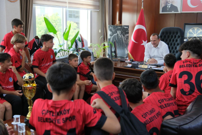 Çiftlikköy Belediyespor’un şampiyonları sevinçlerini Başkan Yele ile paylaştı