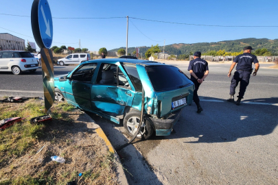 Süpürgelikte minibüs ile otomobil çarpıştı! 2 yaralı