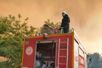Yalova İtfaiyesi orman yangını söndürme çalışmalarına destek veriyor