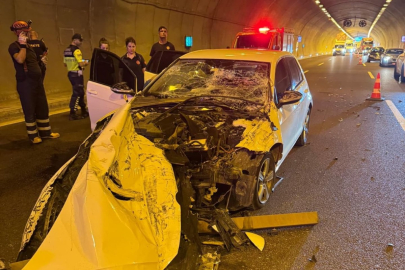 Otoyolda feci kaza! Otomobil kamyona çarptı, sürücü yaralı