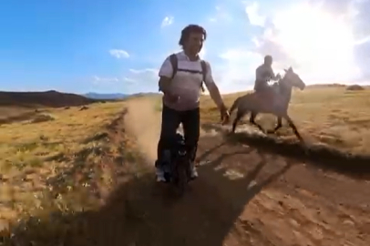 Tek teker ve atın nefes kesen yarışı