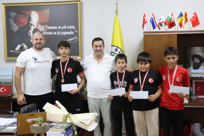 Minik güreşçiler madalya sevincini Canbay'la paylaştılar