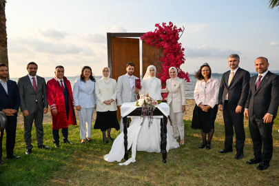 Bakan Göktaş Yalova’da genç çiftin nikah şahitliğini yaptı