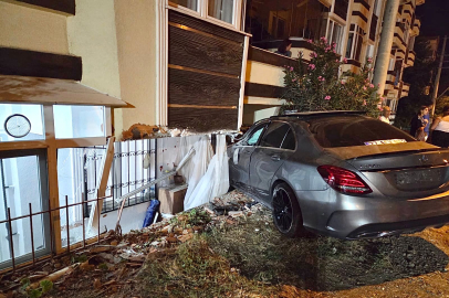 Çınarcık’ta otomobil binaya girdi! 1 yaralı