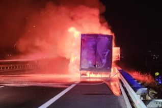 Otobanda yanan kargo kamyonu küle döndü