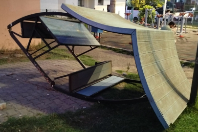Çiftlikköy’de çocuk parkına çirkin saldırı! Ağacı bile kökünden sökmüşler