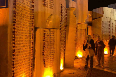 Deprem şehitleri gözyaşlari ve dualarla anildi