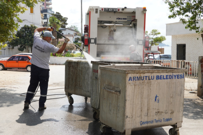 Armutlu’da çöp konteynerleri düzenli dezenfekte ediliyor