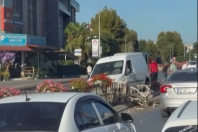 Yalova’da feci kaza! Otomobil demir bariyerlere saplandı