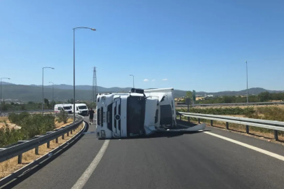 Otoban’da çay yüklü TIR devrildi! Yol trafiğe kapandı