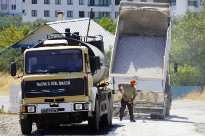Armutlu yollarına sathi kaplama yapıldı