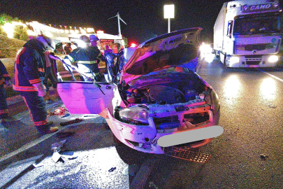 Süpürgelik’te otomobil ile tır çarpıştı! 3 yaralı