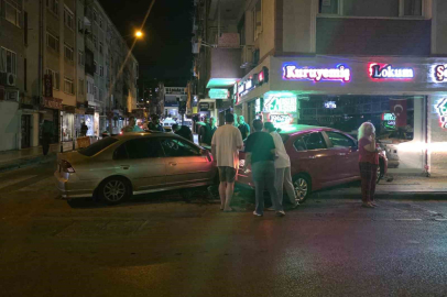 Yalova'da kaza yapan iki otomobil kuruyemiş dükkanına girdi