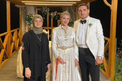 Kadın Kolları Başkanı Melehat Akan, genç çiftin mutlu gününde yalnız bırakmadı