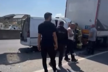 Yalova’da minibüs TIR’a çarptı! 1 ağır yaralı