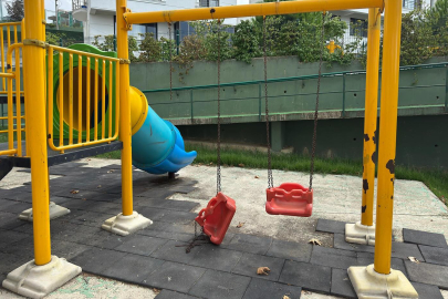 Vandallar Kadıköy’de çocuk parkına zarar verdi