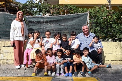 Gürel, çocuklarla seksek oynadı