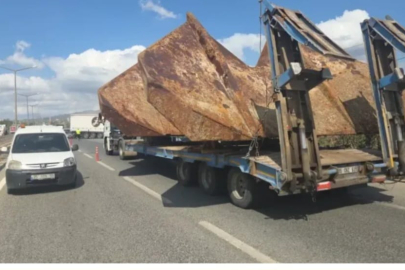 Süpergelik'te faciaya ramak kaldı! Tırın arkasındaki gemi çapası otobüsü biçti