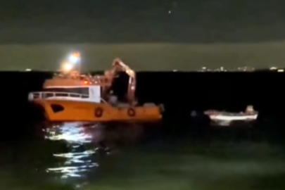 Denizde mahsur kalan amatör balıkçı ve köpeği operasyonla kurtarıldı