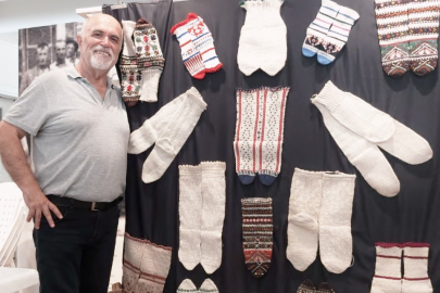 El örgüsü çoraplar sergileniyor