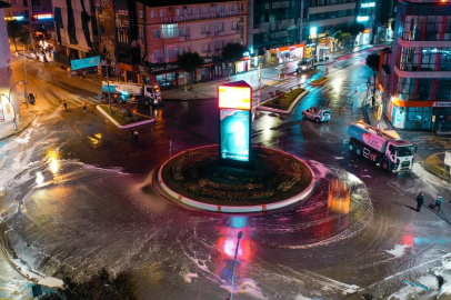 Caddeler sabunlu sularla yıkandı