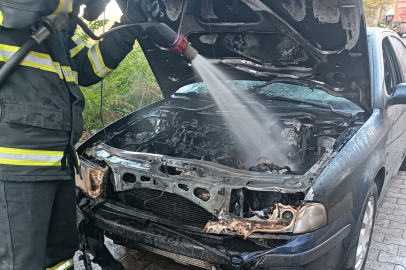 Subaşı’nda alevlere teslim olan araç kullanılmaz hale geldi