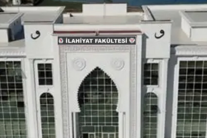 İslami İlimler Fakültesi’nin adı değişti! İlahiyat Fakültesi tabelası asıldı