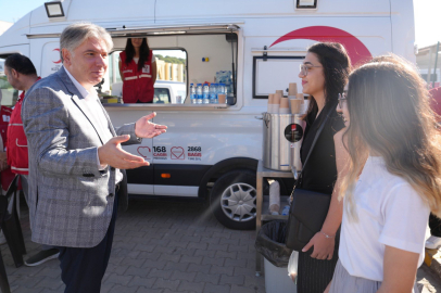 Rektör Bahçekapılı öğrencileri kampüs girişinde karşıladı