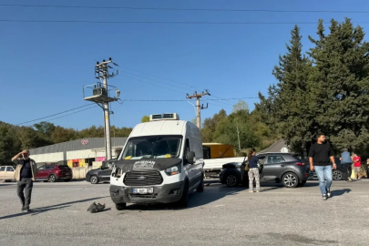 Yalova girişinde minibüs ile otomobil çarpıştı